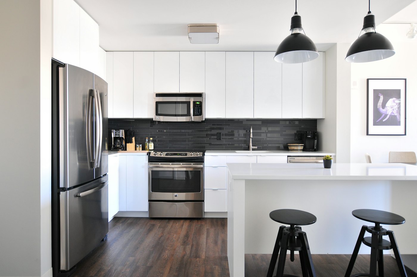 Cocina reformada con muebles blancos e isla