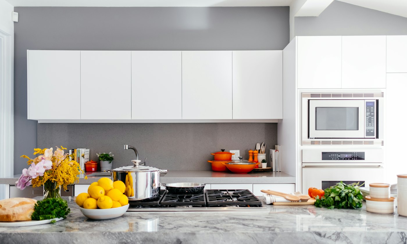Cocina blanca con encimera de piedra