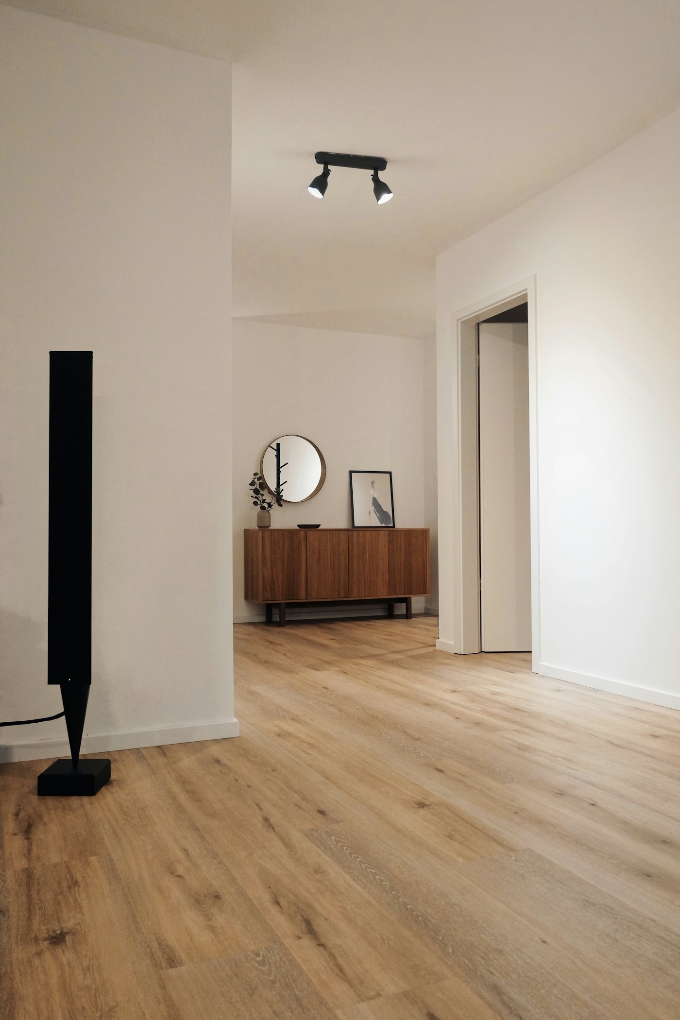 Pasillo con suelo de madera natural